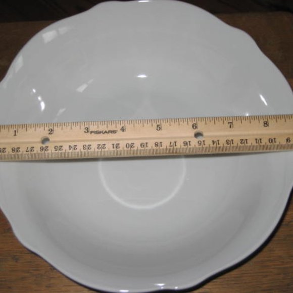 NEW Bonjour 9" Porcelain Serving Bowl Dinnerware Yuletide Garland Red White - Picture 6 of 8